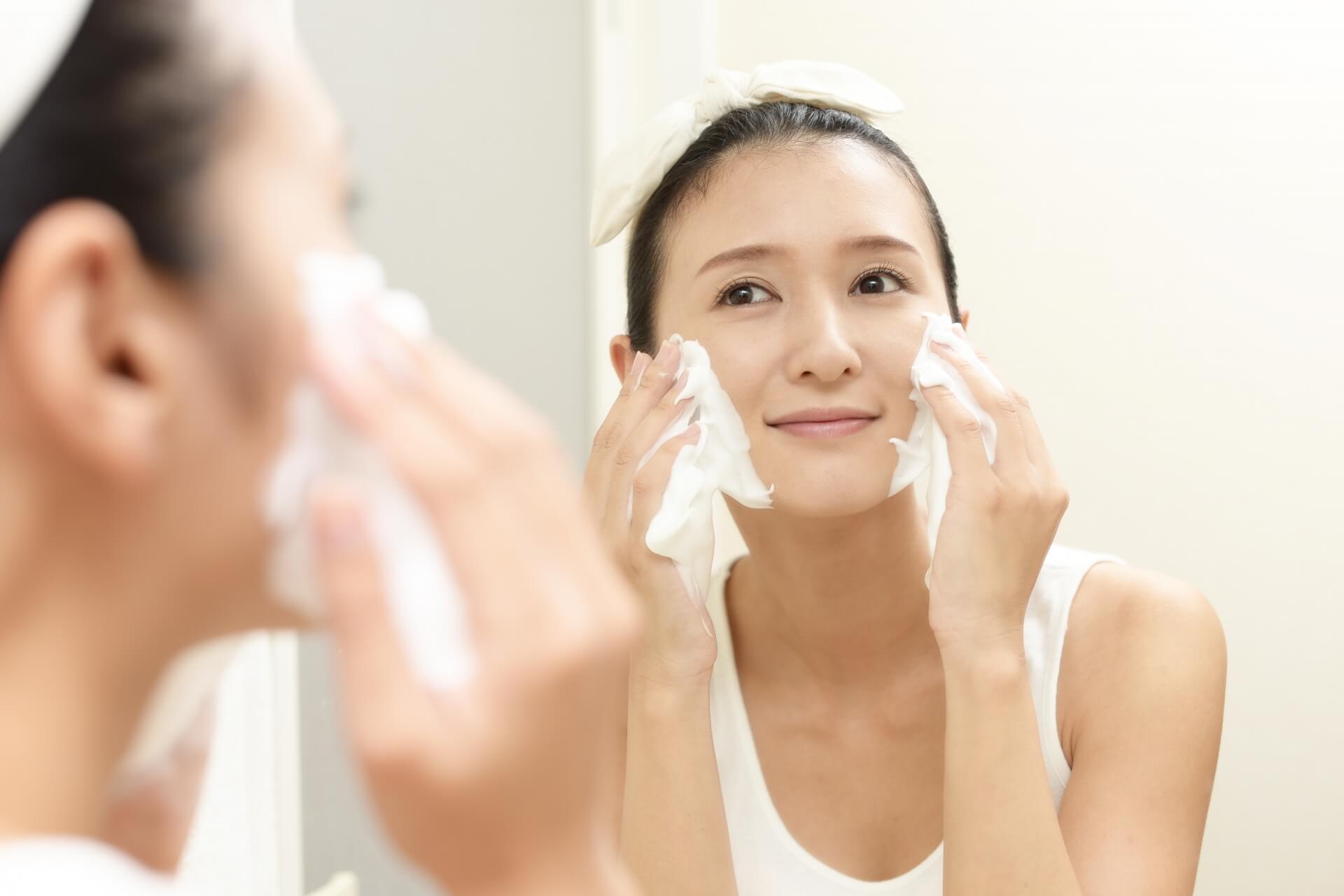 泡をのせた状態で行う優しいマッサージ